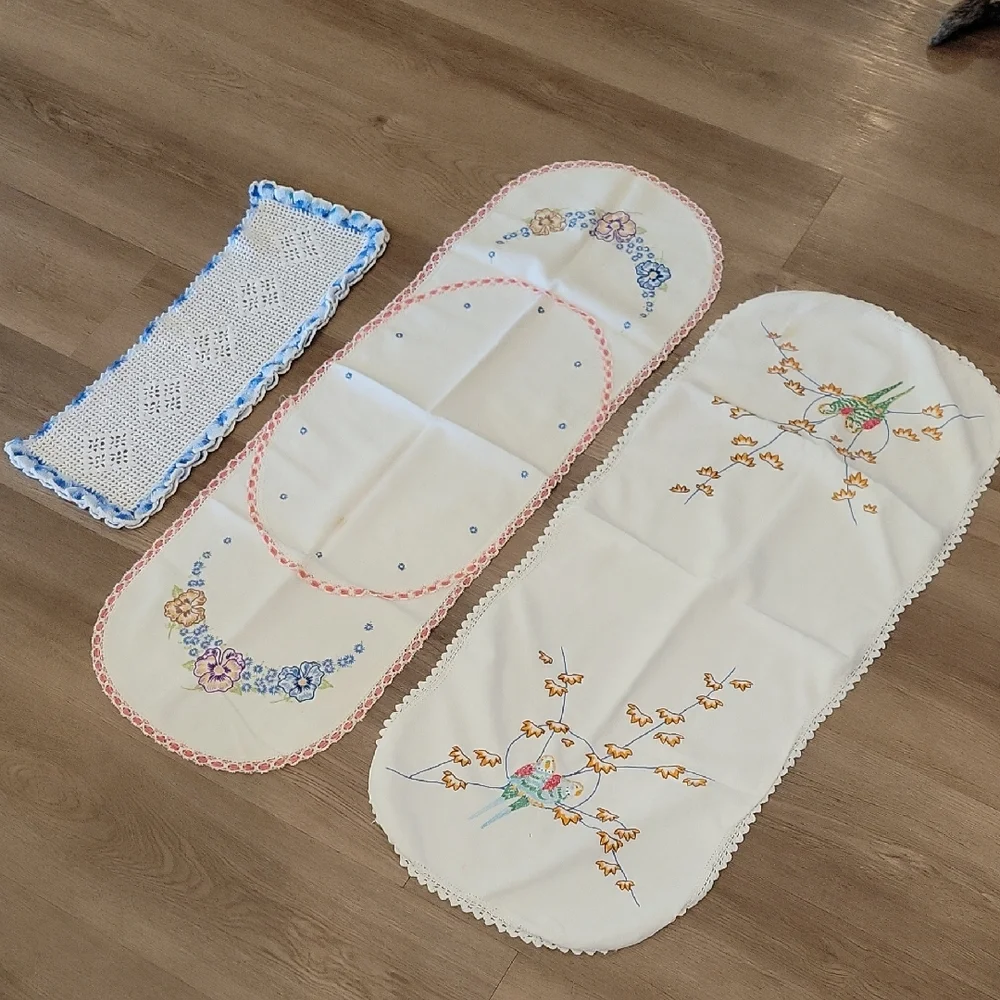 Vintage Embroidered Table Runner Set with Floral Design